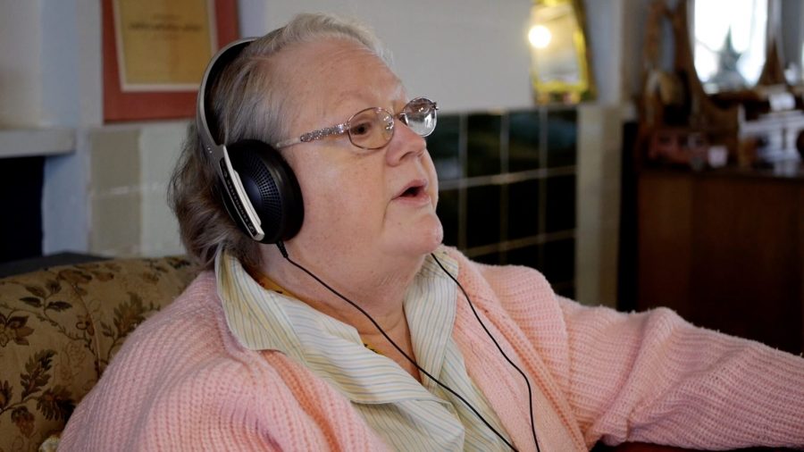 Jane_headphones_Remote_Choir-2048x1152